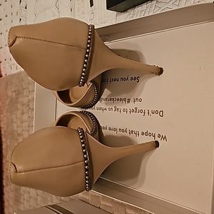 Nude Bleecker & Bond Size 8M Pumps
